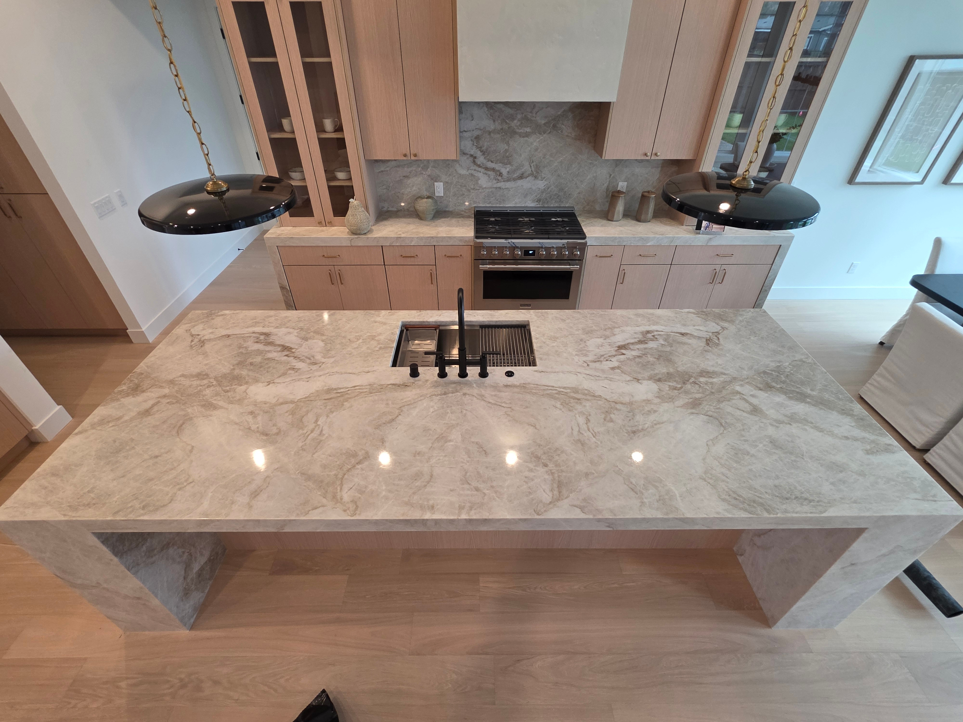Modern kitchen with custom granite island in Vancouver, WA